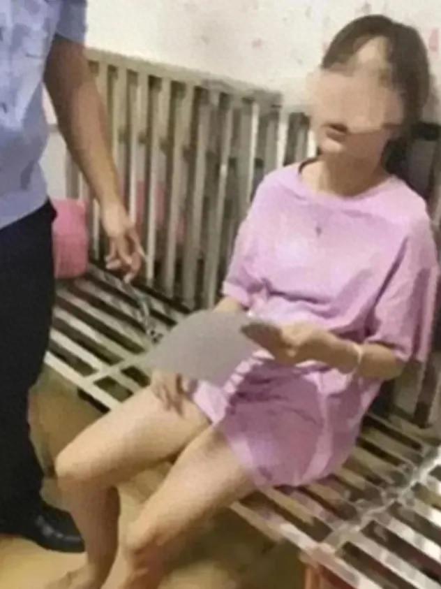 美女从不上班,每天躺在家里就有钱,民警:她家起码有几千万现金