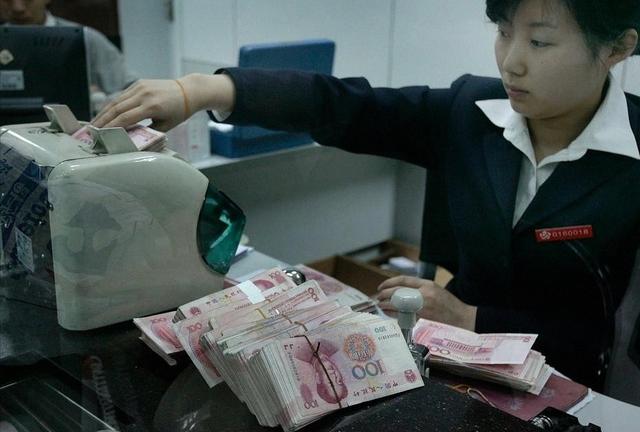 银行员工说漏嘴：明年起，手里有定期存款的人	，做好4个准备