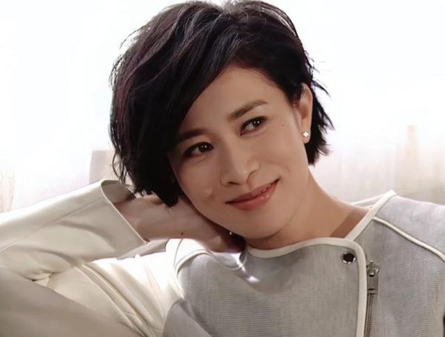 没想到，许绍雄猝然离世不到24小时，佘诗曼竟因一个举动口碑暴涨