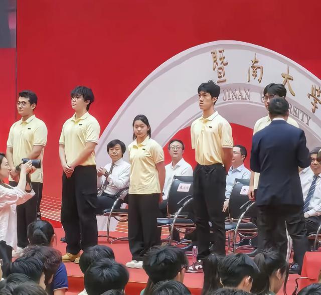 全红婵入学才四天，令人担忧的事情就发生了，网友言论越来越奇怪