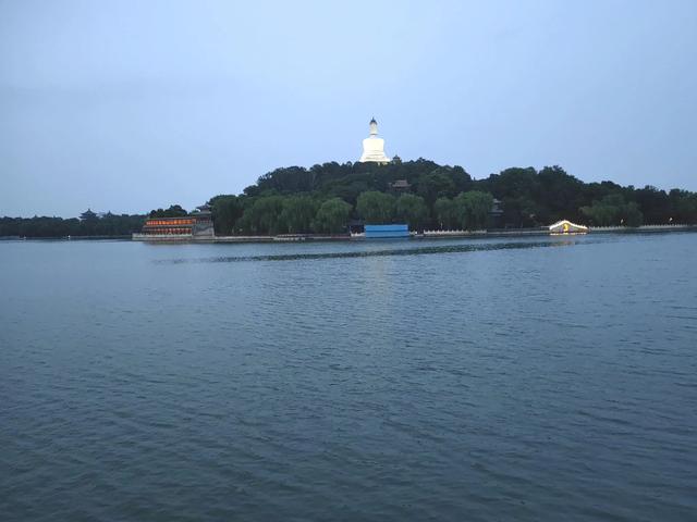 北京北海公园：都有哪些景点，绕湖走一圈看看。