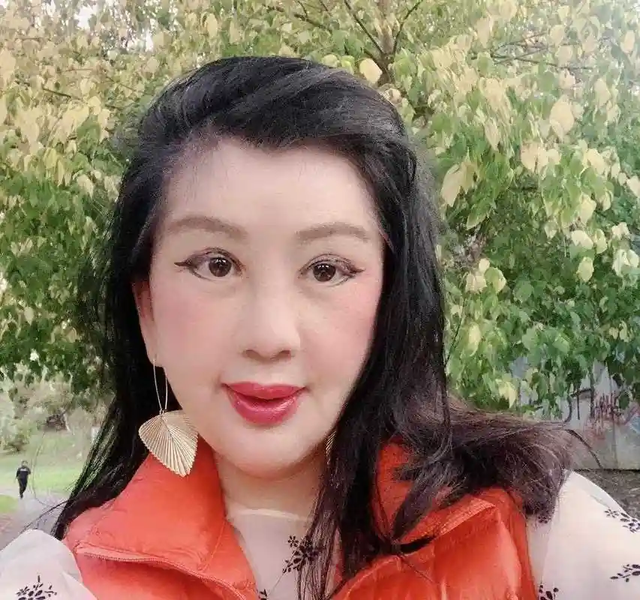 她是中国第一美妇，坐牢、离婚、拍三级片，还因太美被克林顿接见