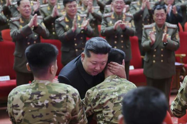 金正恩罕见落泪，普京态度大变，美专家痛心：特朗普对中国太软弱