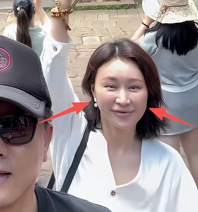 房子斌一家游大理，杨雨婷脸肿馒化严重，18岁女儿大学曝光太优秀