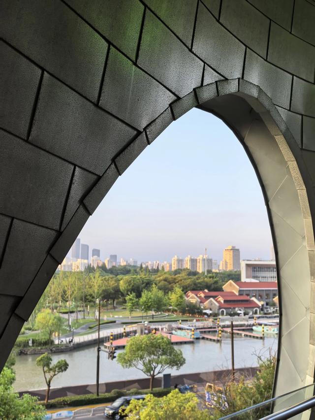 苏州河畔的时空漫游：从钢铁金融到流金水岸