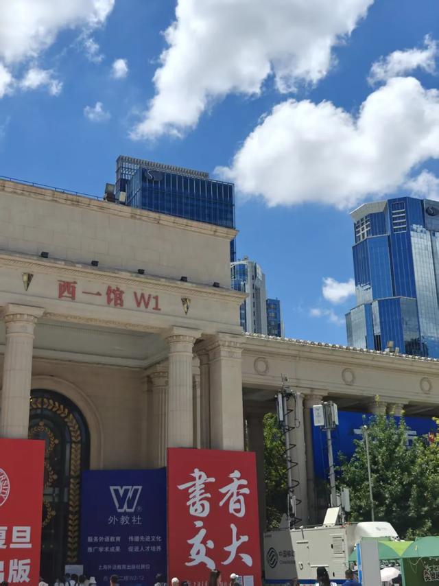 淘书逛展、夜游夜市、盖章打卡……上海书展的快乐，弥漫在整座城市→