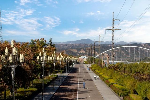 小城秋色：三门峡涧河边的诗意交响