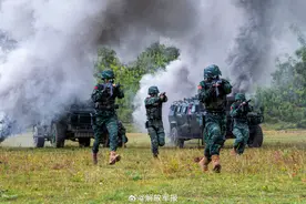 练为战！直击武警特战队员野外训练图片