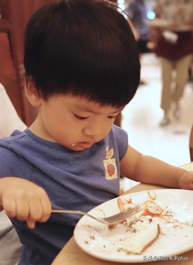 李念带3个孩子逛集市，小腹鼓起被疑怀四胎，13岁大女儿又瘦又高