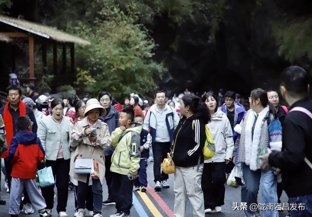 国庆假期第二天，官鹅沟迎来旅游高峰
