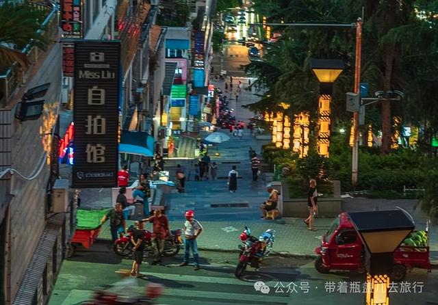 重庆最东边的偏远县城，地形比主城还要魔幻，居然还有高铁和机场