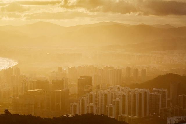 三亚凤凰岭景区，登上城市观景台俯瞰三亚，这里的夕阳如诗如画