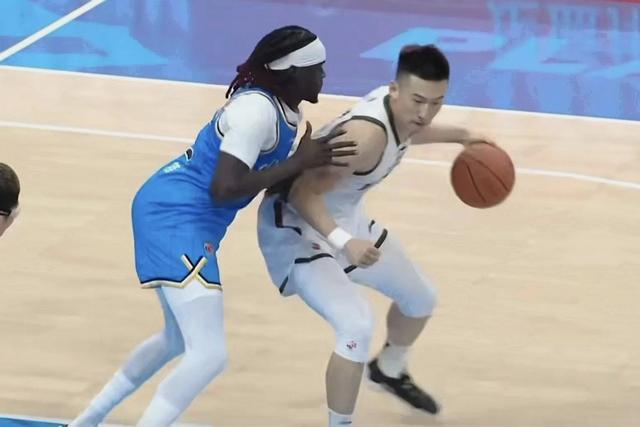 【CBA】杨鸣怼裁判遭驱逐！北京末节提速94-81胜辽宁，陈盈骏26分