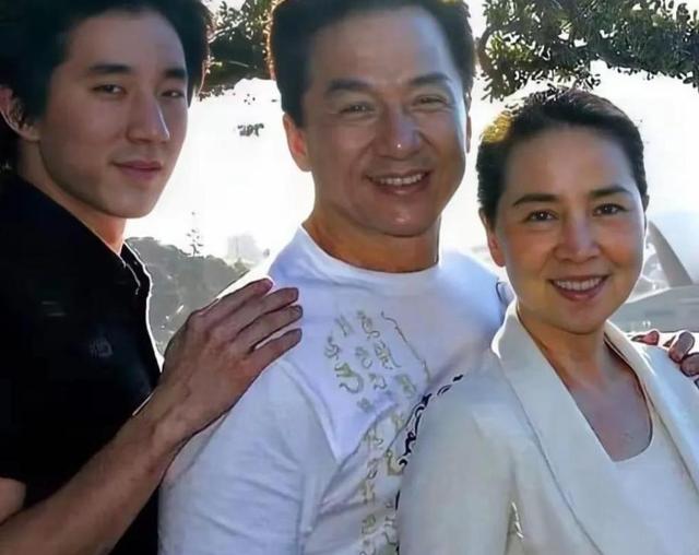71岁成龙和42岁儿子房祖名在瑞士罕见同框！手机成最大亮点