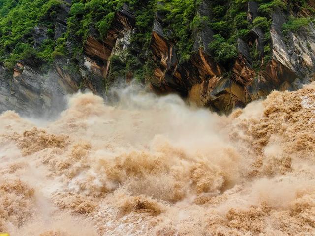 来丽江虎跳峡！看江心巨石迎惊涛，在雄奇山水间解锁心灵震撼