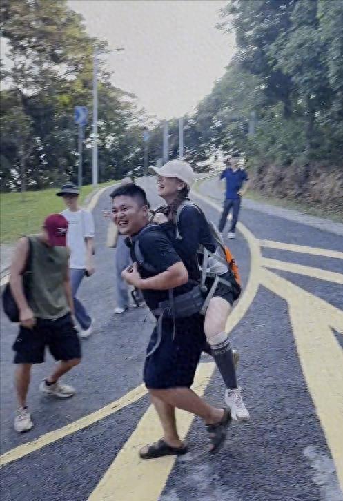 广东女子登山脚崴，被陌生小伙背40分钟下山，恶心的一幕出现了