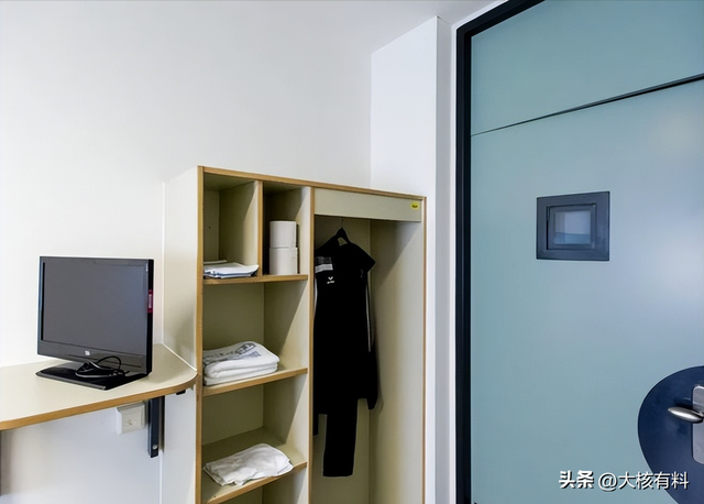 废弃王宫改造的监狱，单人牢房有电视咖啡，可以干兼职赚美元