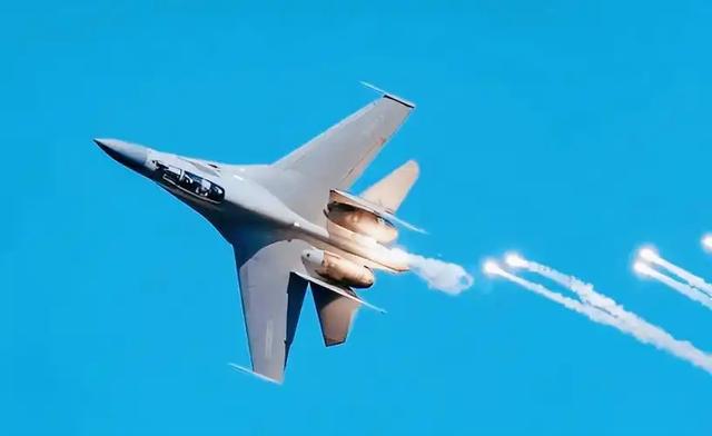 歼16不用冒险投弹！中国隐身“玄龙”战机，首次与歼20编队亮相