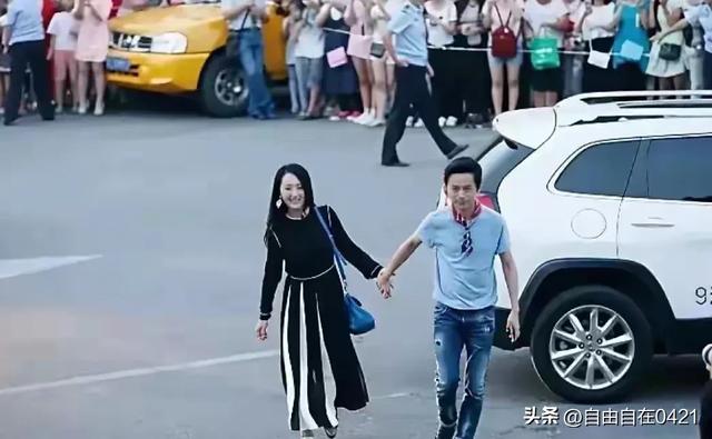 51岁的何炅，牵手54岁的杨钰莹，年过半百的俩人，画面温馨