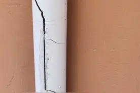 哈尔滨地煤小区居民反映：旧改新换雨漏管，去年秋天破损脱落至今未更换图片