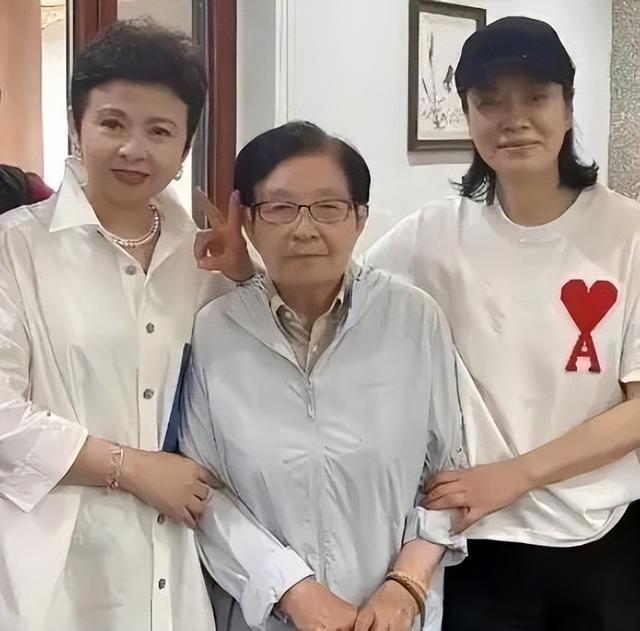 62岁毛阿敏与63岁董文华罕见同框！一个豪门守寡，一个风采依旧