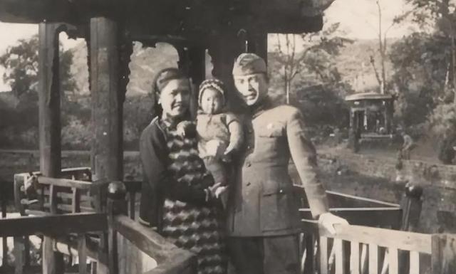 1938年,女特工爱上敌人,含泪给上线周恩来发密电:我想要嫁给他