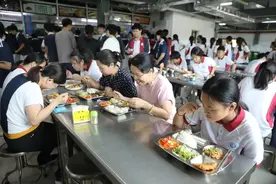 珠海市教育局：取消教工食堂，推行师生“同餐同菜同价”图片