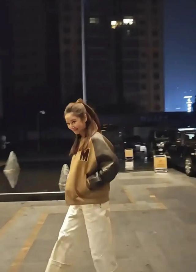 49岁林心如扎高马尾,穿棒球衫配运动鞋从车上下来,真显年轻!