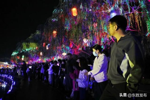 人气爆棚！假期首日东胜这里嗨翻天！
