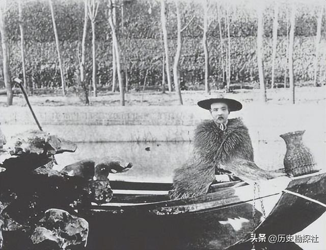 袁世凯的真实老照片：穿龙袍坐龙椅接受朝拜，姨太太确实漂亮！