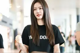 蔡文静机场被偶遇，穿露脐装大秀小蛮腰，身材火辣惹人慕！图片