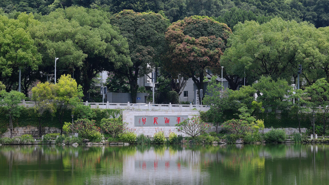 红了大片的乌桕，竟藏于一座园林之中，且被唤作 “福州小西湖”