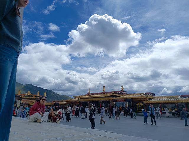 美到窒息！松赞林寺的云与古寺同框，随手一拍都是大片