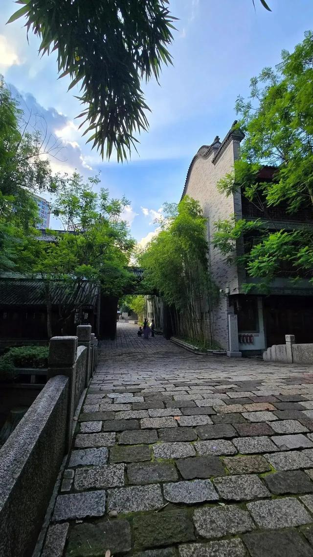 成都有一处人气低落的古镇，正处于荒废状态也不为过，太可惜了