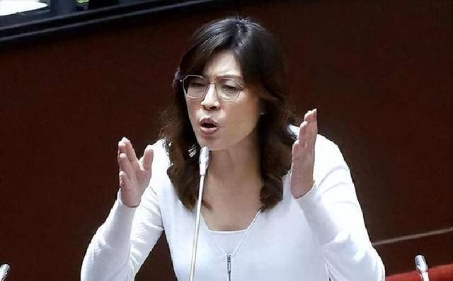 郑丽文说想到北京谈后，民进党急了，发声阻扰，郑丽文7个字反击
