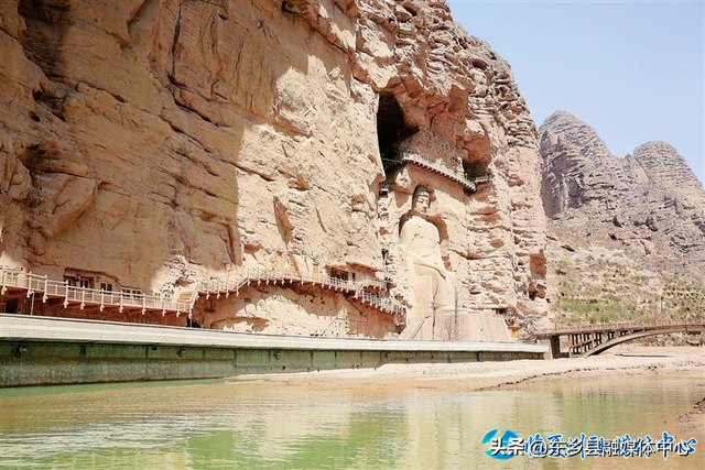 环炳灵湖风情线观光之旅：环湖寻迹，遇见千年丹霞与碧波