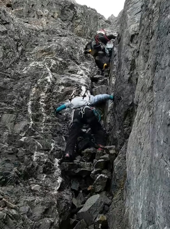 终于弄明白，骨折女驴友为什么同意6万块下山，差一点就见太奶了