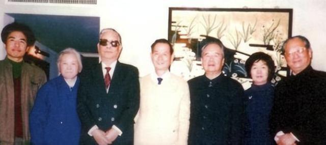 吴石牺牲后	，儿女受苦几十年，当得知父亲的伟大后，他们哭了