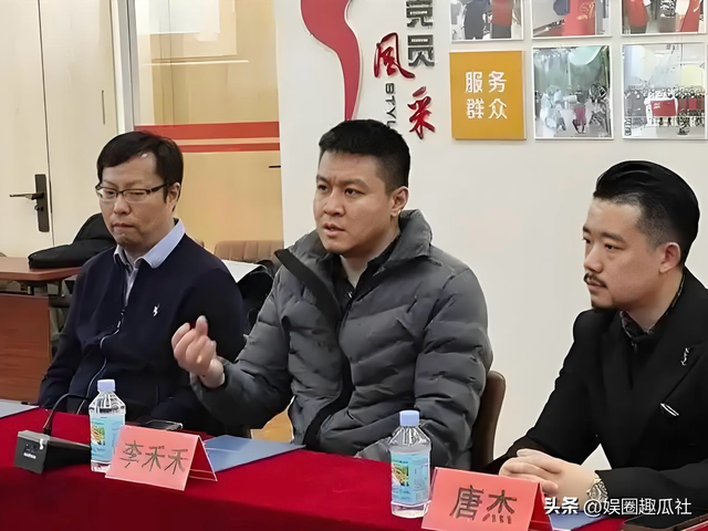父亲是外交部部长	，岳父是歌唱家阎维文，他偏要靠自己杀出血路