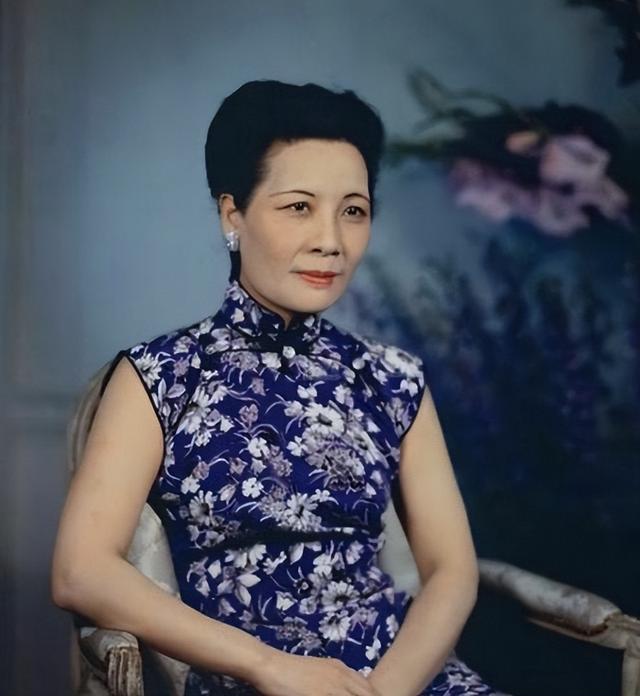 蒋介石80岁寿宴上，长孙蒋孝文与孙女蒋孝章合影，宛若金童玉女