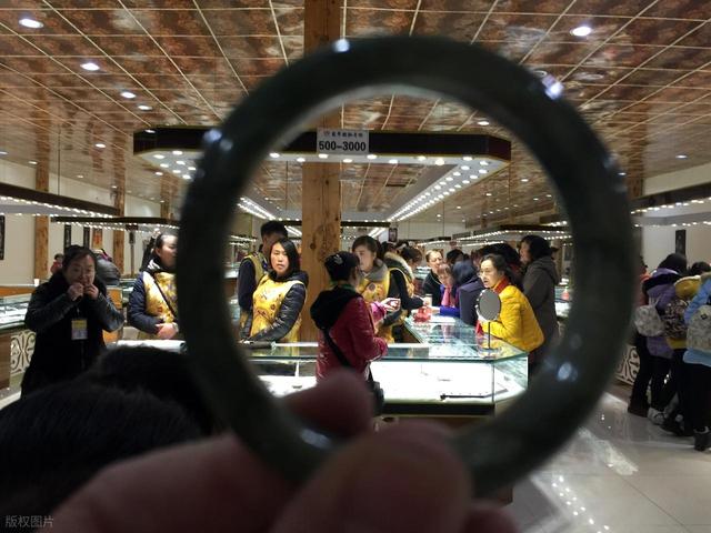 为什么很多老年人不选择自由行，而去跟团挨宰，有下面几个原因