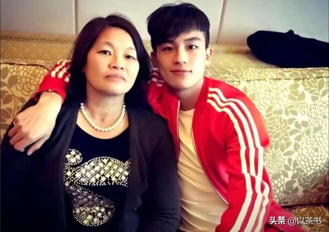 原来她就是欧豪妈妈，长相标致气质优雅，难怪儿子能如此优秀