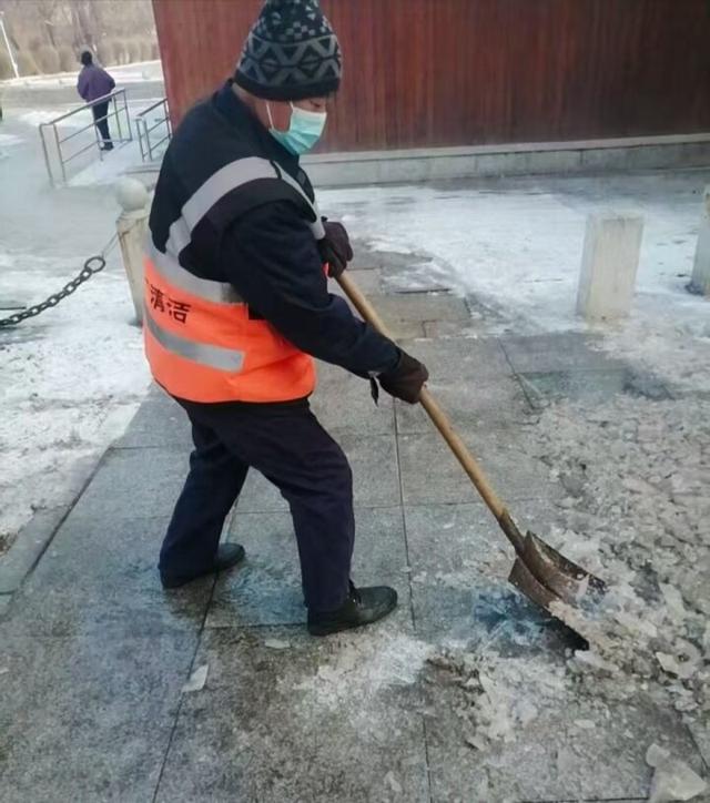 边下边清！千山风景名胜区连夜除雪保民生