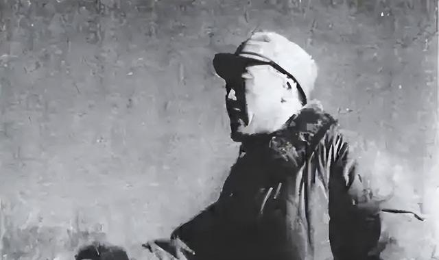 1949年，吴富善回到阔别多年的老家，嫂子上下打量：你是三弟？