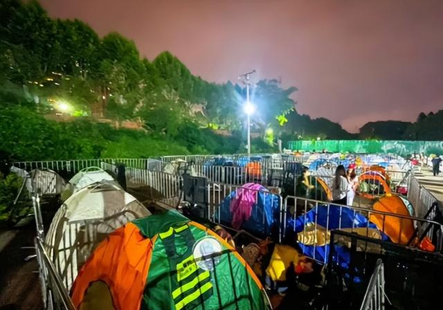 花1000游泰山、不住酒店搭帐篷！今年国庆的几个反常，与往年不同