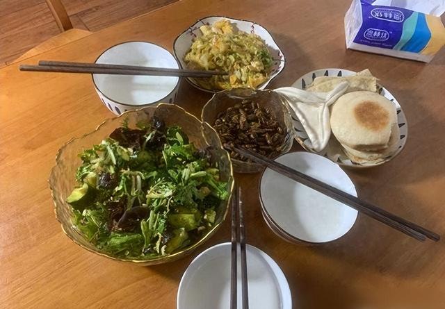 青岛母子3人晚餐，晒圈火了，网友：太寒碜了，猪看了都摇头！