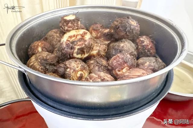 旅居大理，偶尔也会自己动动手，最近做的是它：排骨芋艿汤