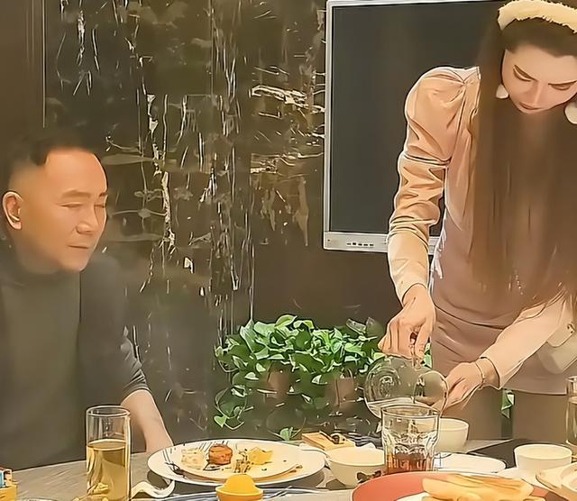 63岁杨议收美女徒弟	，女生穿得花枝招展鞠躬敬茶，牵手贴脸引争议