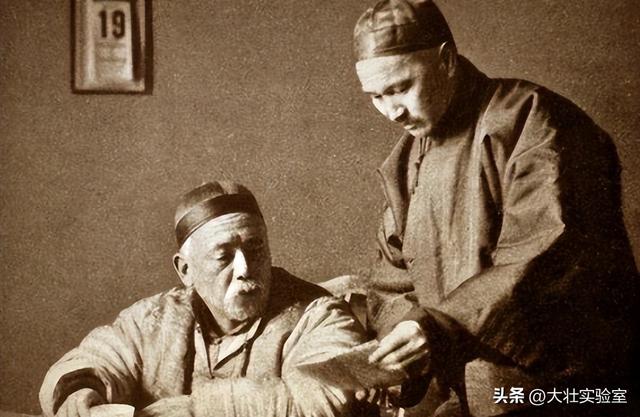 袁世凯的真实老照片：穿龙袍坐龙椅接受朝拜	，姨太太确实漂亮！