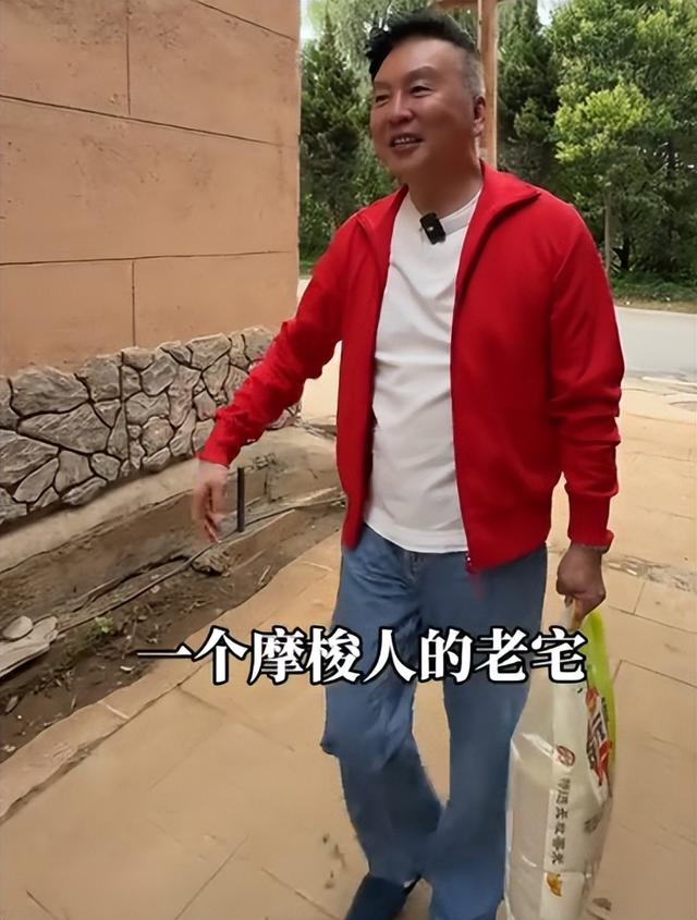 央视主持人张泽群:55岁才当父亲，妻子跑了儿子丢了	，今孤身一人